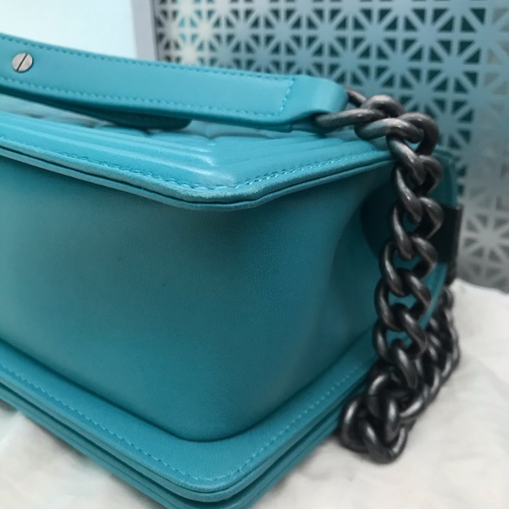 SOLD - Chanel Old Medium Boy - Picture 5 of 11